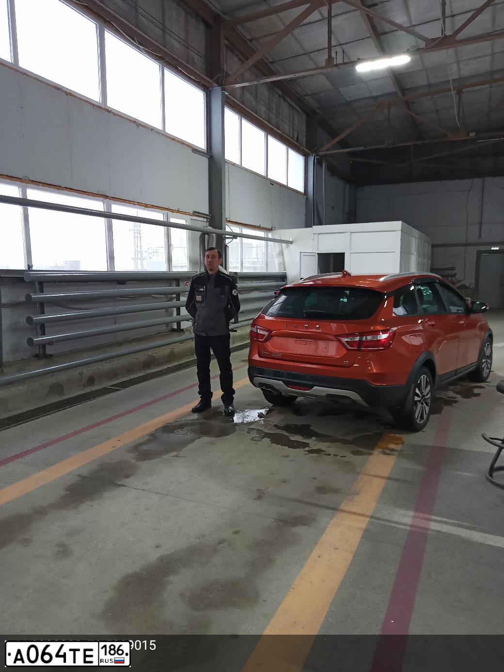 Фото автомобиля ЛАДА GFK330 ЛАДА ВЕСТА, 2018 — госномер Р692ЕР186. Цвет: ОРАНЖЕВЫЙ