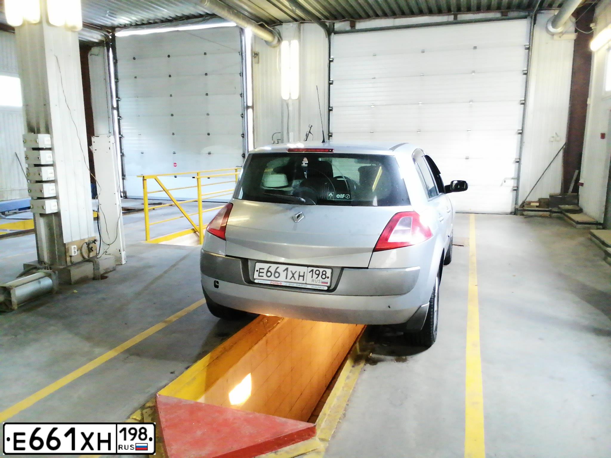 Фото автомобиля RENAULT MEGANE, 2003 — госномер Е661ХН198. Цвет: КОРИЧНЕВЫЙ (СЕРО-БЕЖЕВЫЙ)