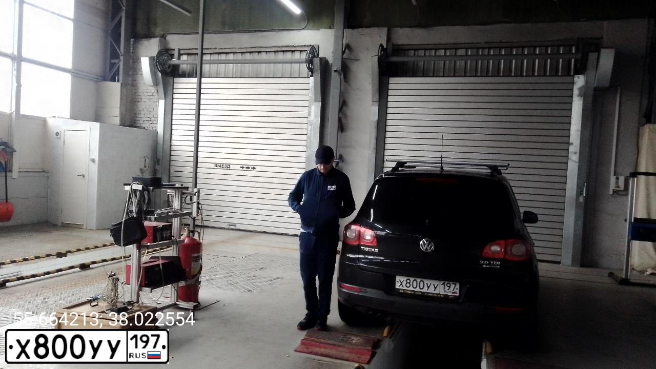 Фото автомобиля VOLKSWAGEN TIGUAN, 2011 — госномер Х800УУ197. Цвет: ЧЕРНЫЙ