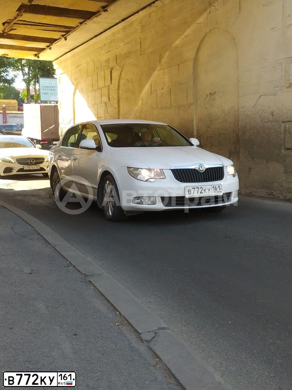 Фото автомобиля SKODA SUPERB, 2010 — госномер В772КУ161. Цвет: БЕЛЫЙ