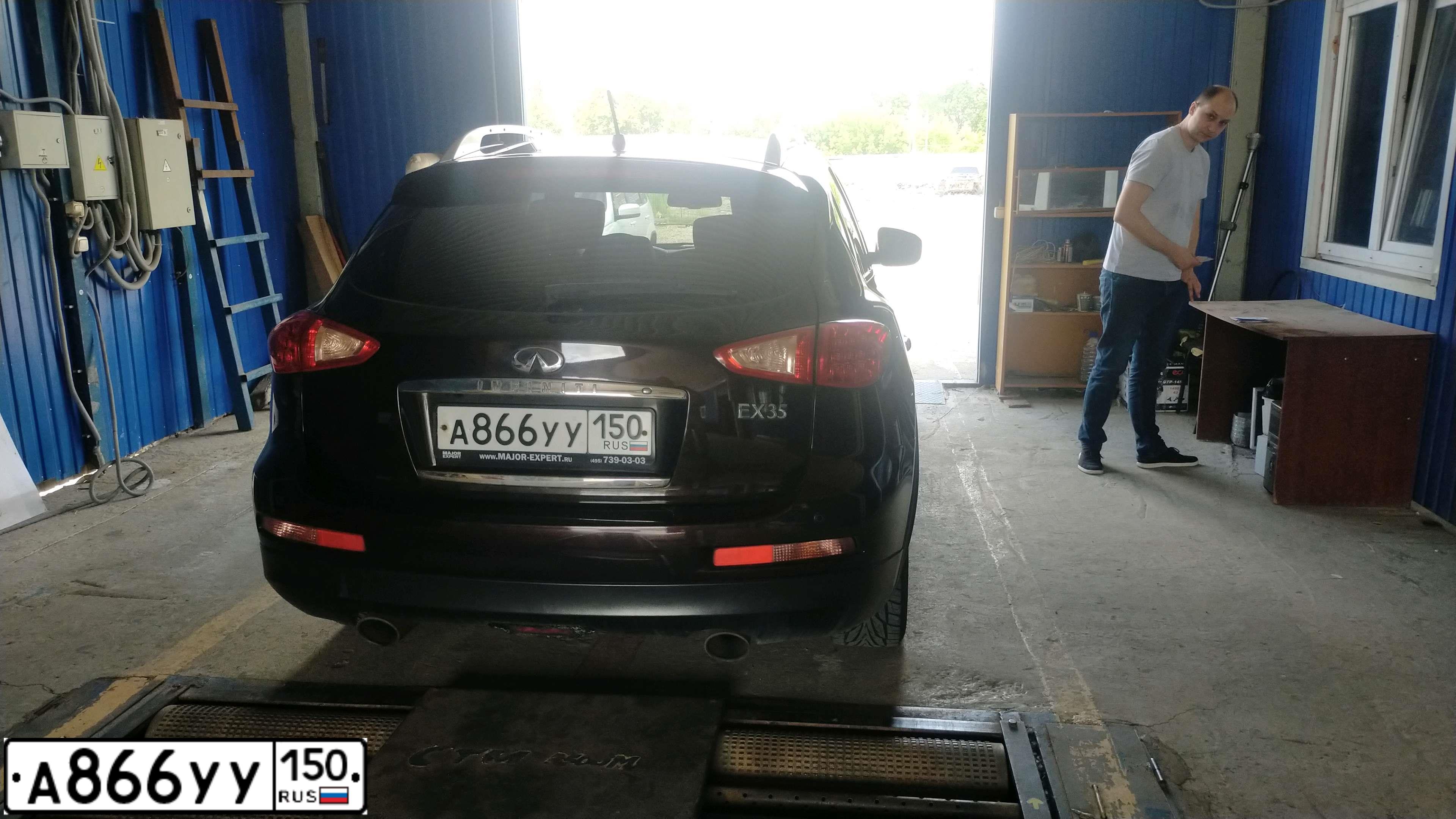 Фото автомобиля INFINITI QX50 /EX/, 2008 — госномер У800КО48. Цвет: БОРДОВЫЙ ТЕМНЫЙ