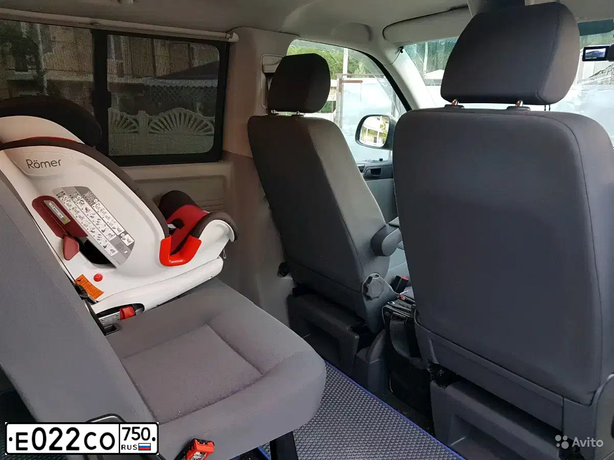 Фото автомобиля VOLKSWAGEN CARAVELLE, 2014 — госномер Е022СО750. Цвет: Темно-синий