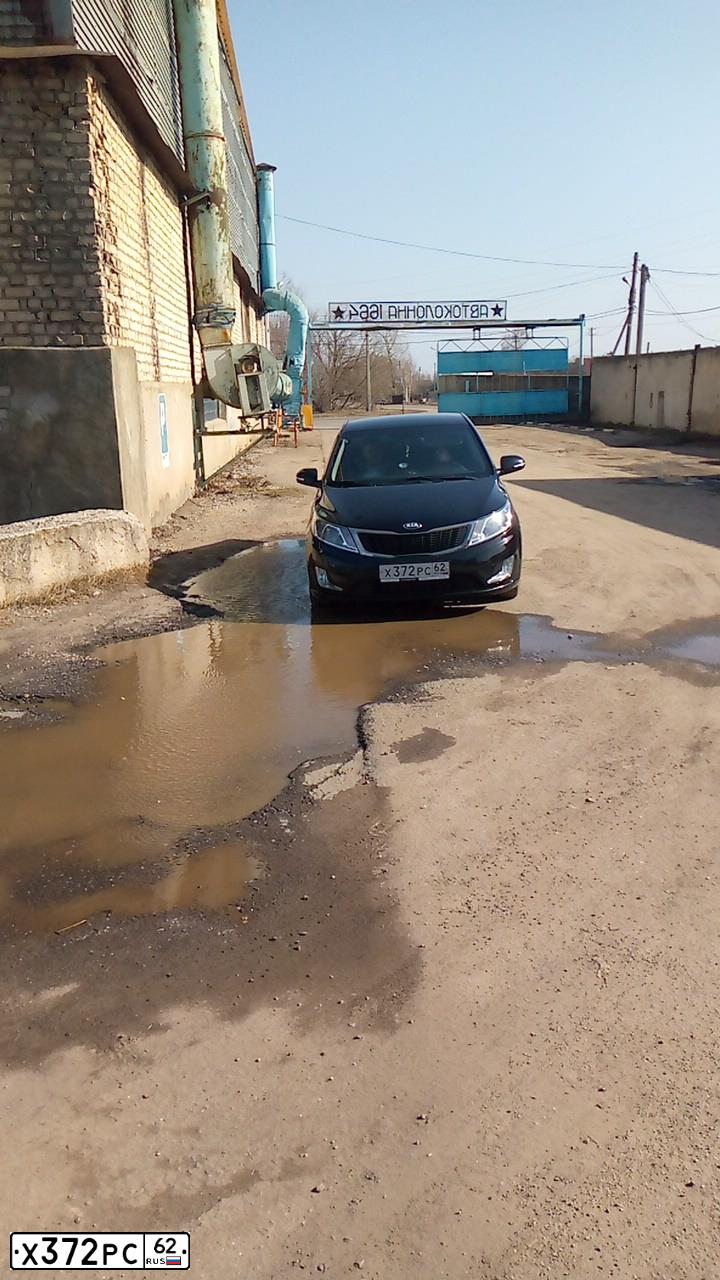 Фото автомобиля KIA RIO, 2013 — госномер Х372РС62. Цвет: ЧЕРНЫЙ
