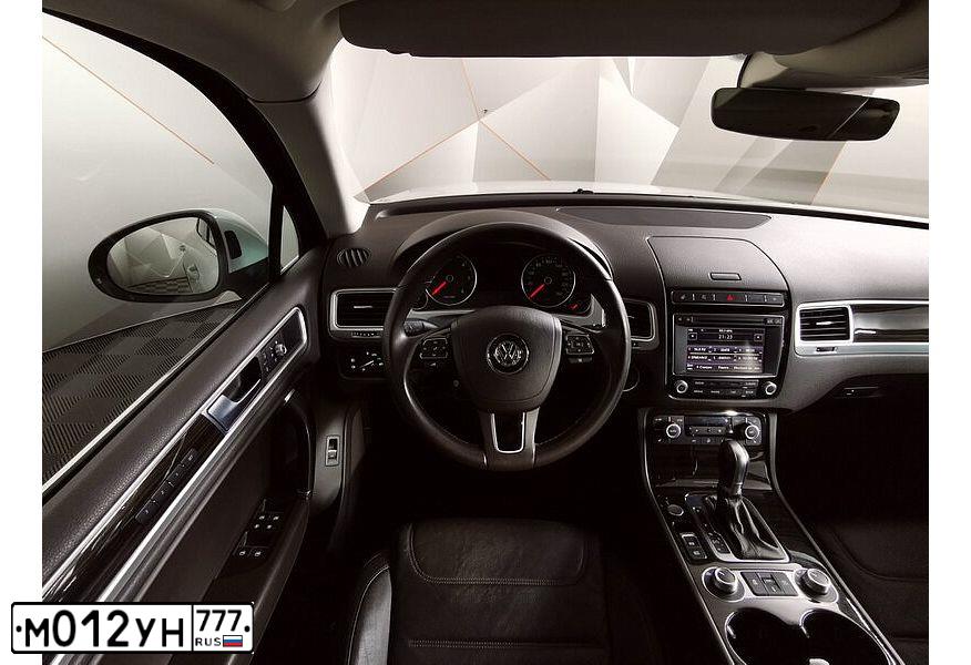Фото автомобиля VOLKSWAGEN TOUAREG, 2016 — госномер К531АУ977. Цвет: Белый