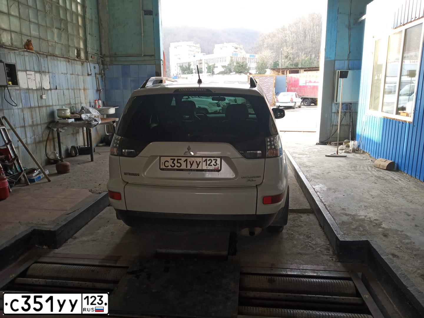 Фото автомобиля MITSUBISHI OUTLANDER, 2012 — госномер С351УУ123. Цвет: Белый