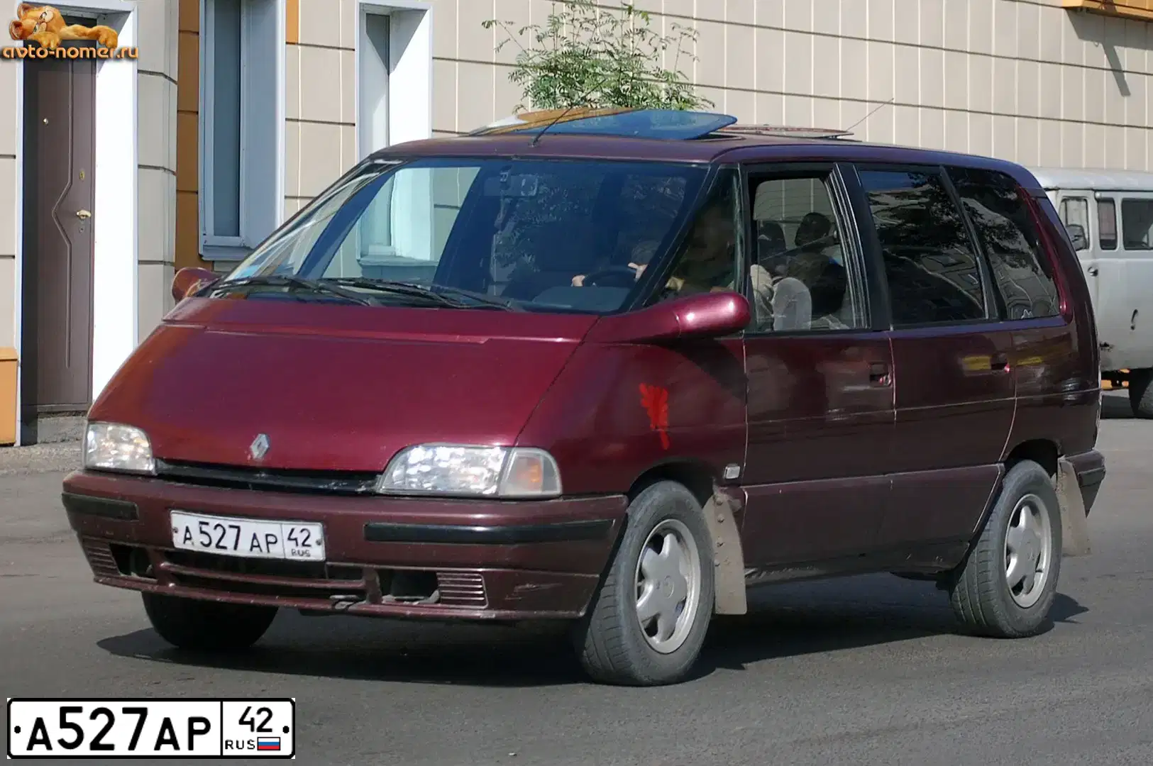 Фото автомобиля RENAULT /GRAND/ ESPACE, 1992 — госномер А527АР42. Цвет: ТЕМНО-ВИШНЕВЫЙ