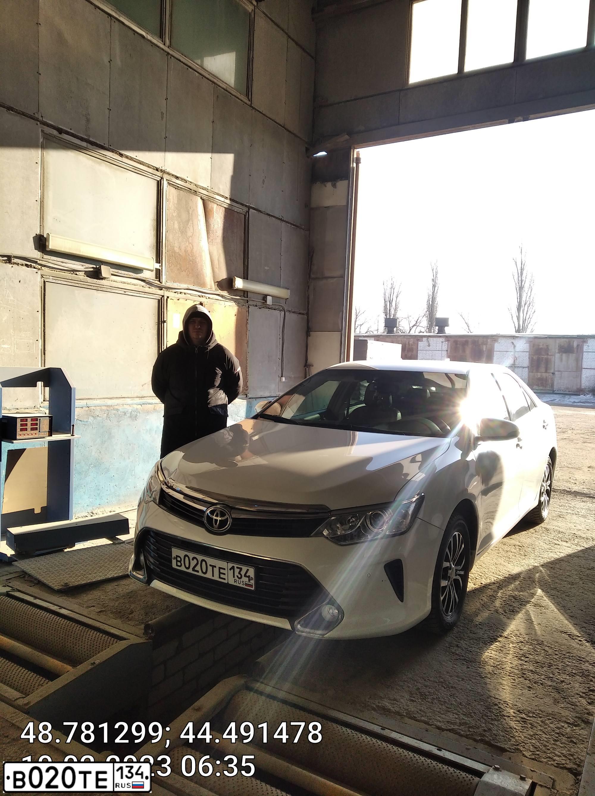 Фото автомобиля TOYOTA CAMRY, 2016 — госномер В020ТЕ134. Цвет: БЕЛЫЙ ПЕРЛАМУТР
