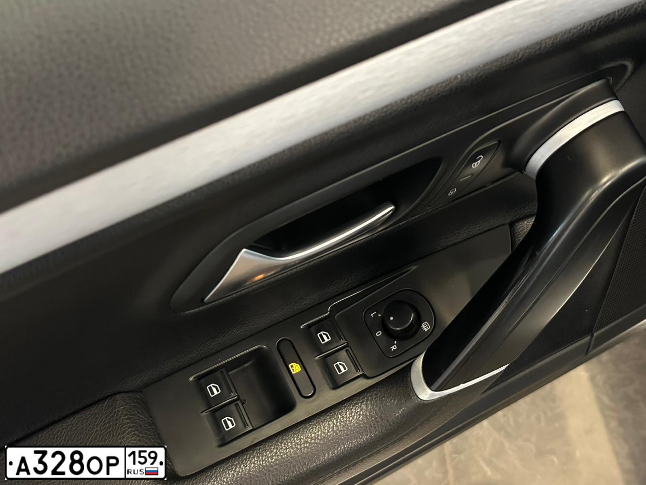 Фото автомобиля VOLKSWAGEN PASSAT, 2011 — госномер А921СЕ172. Цвет: Серебристый