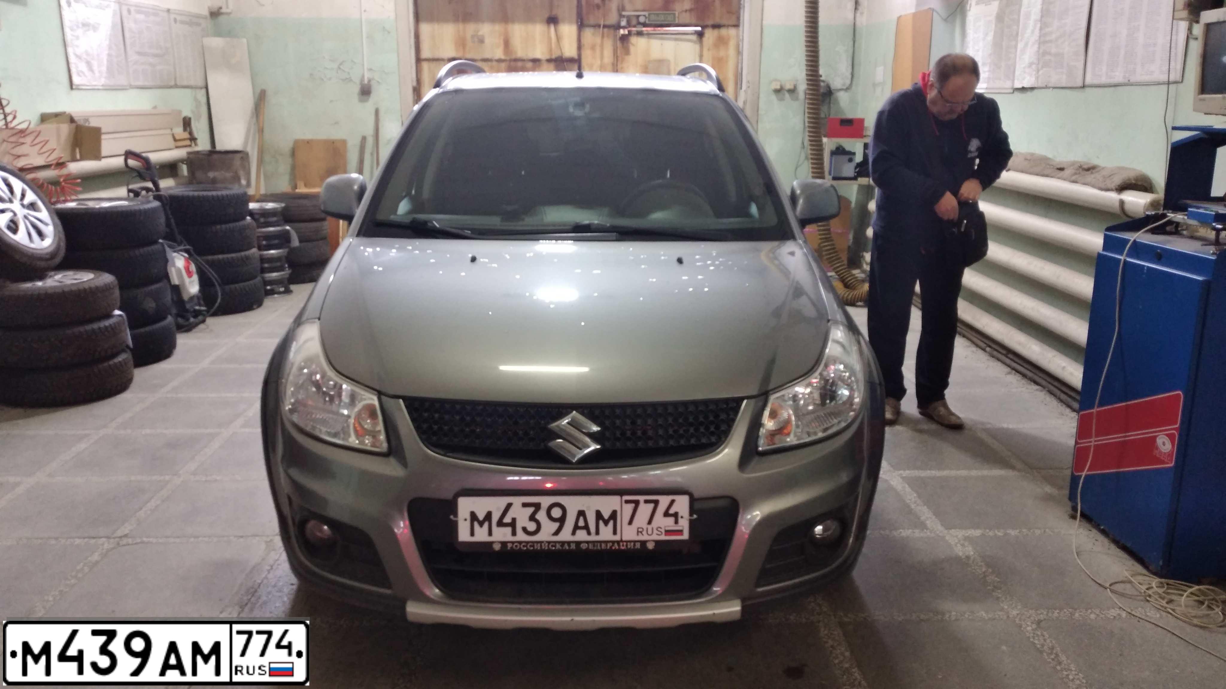 Фото автомобиля SUZUKI SX 4, 2010 — госномер М439АМ774. Цвет: Серый