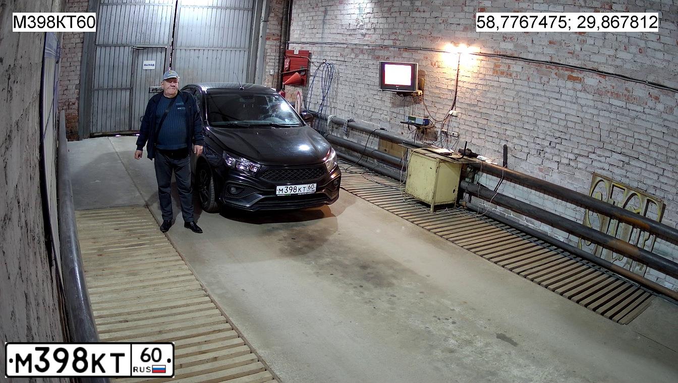 Фото автомобиля LADA VESTA, 2016 — госномер М398КТ60. Цвет: ЧЕРНЫЙ