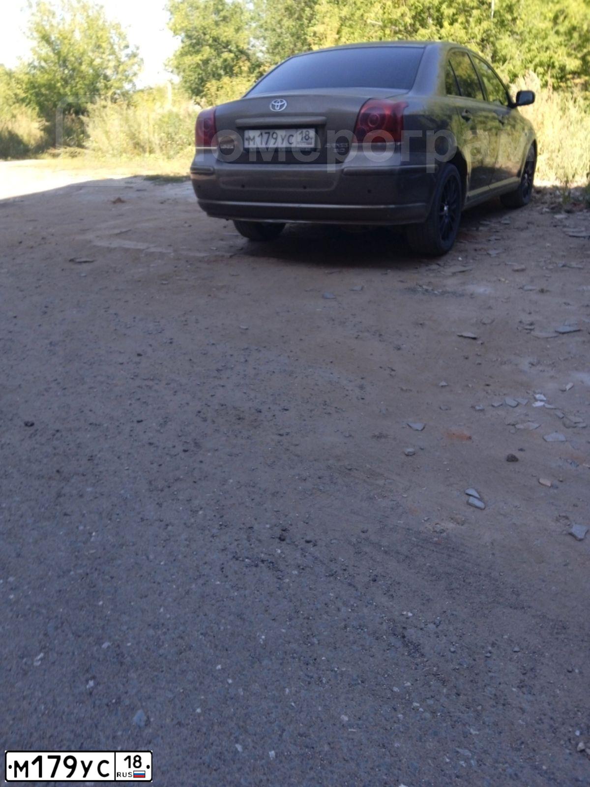 Фото автомобиля TOYOTA AVENSIS, 2004 — госномер М179УС18. Цвет: Коричневый