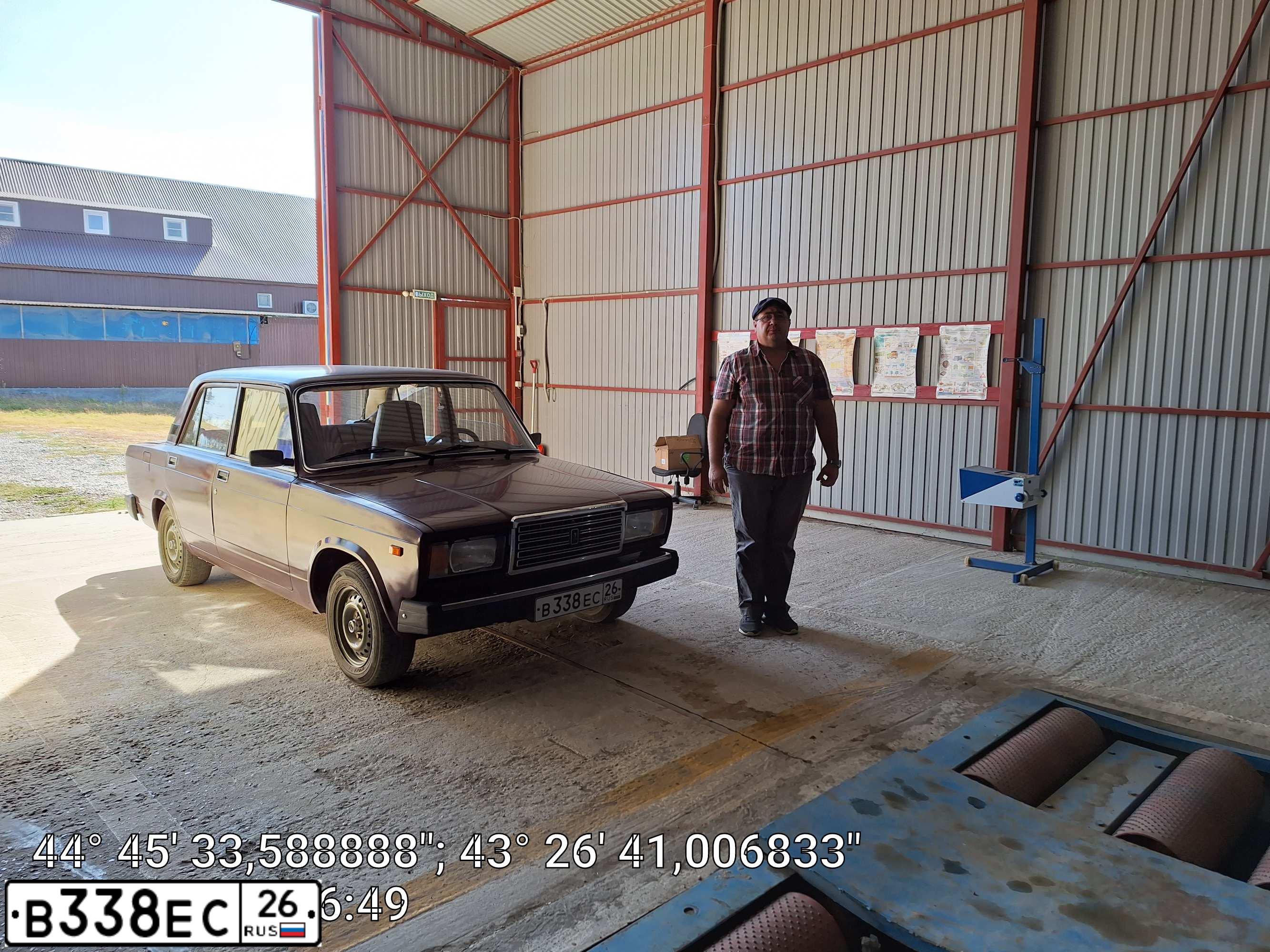 Фото автомобиля LADA 2107, 2003 — госномер В338ЕС26. Цвет: ТЕМНО-БОРДОВЫЙ
