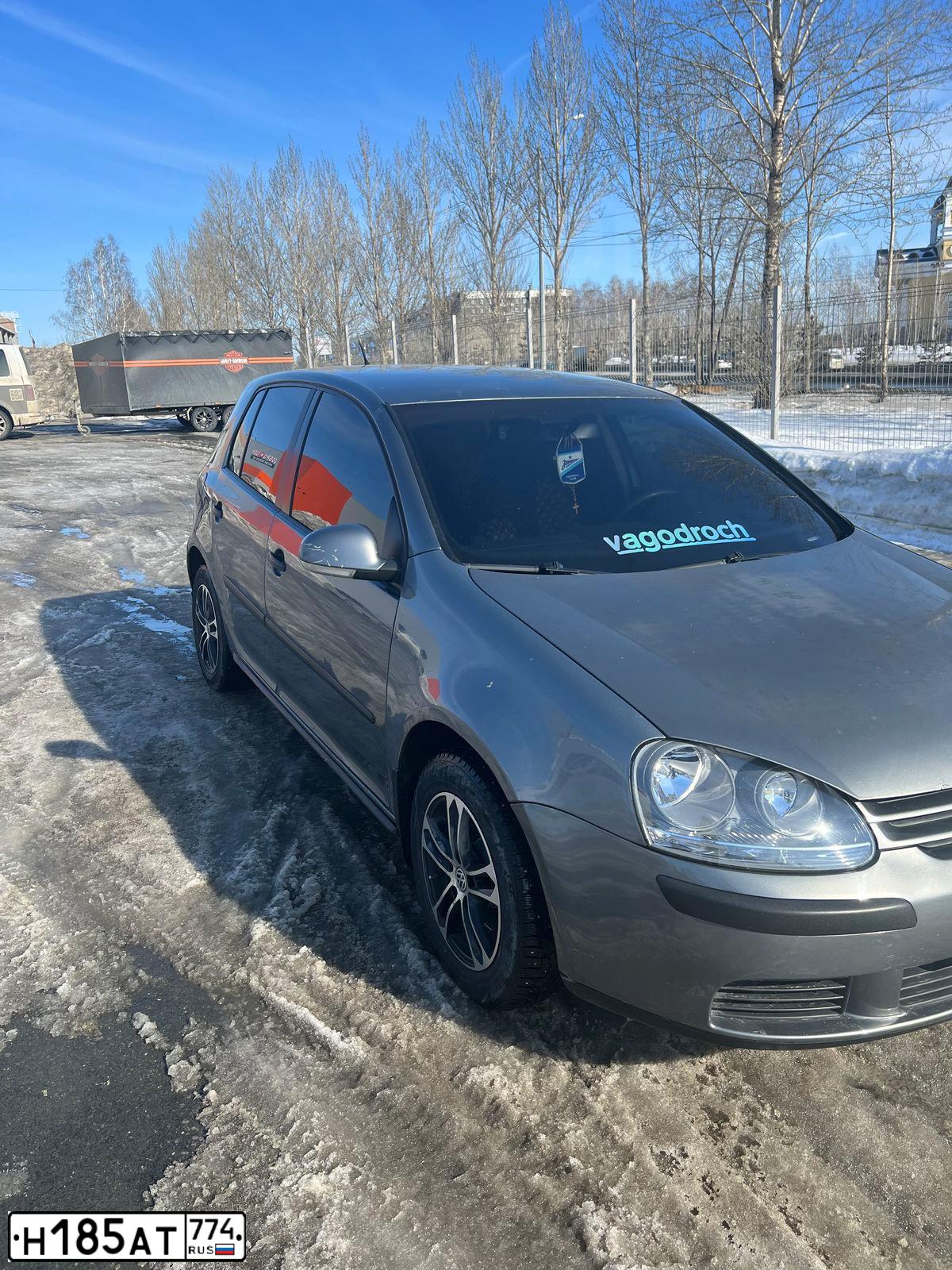 Фото автомобиля VOLKSWAGEN GOLF, 2005 — госномер Х901АЕ196. Цвет: СЕРЫЙ