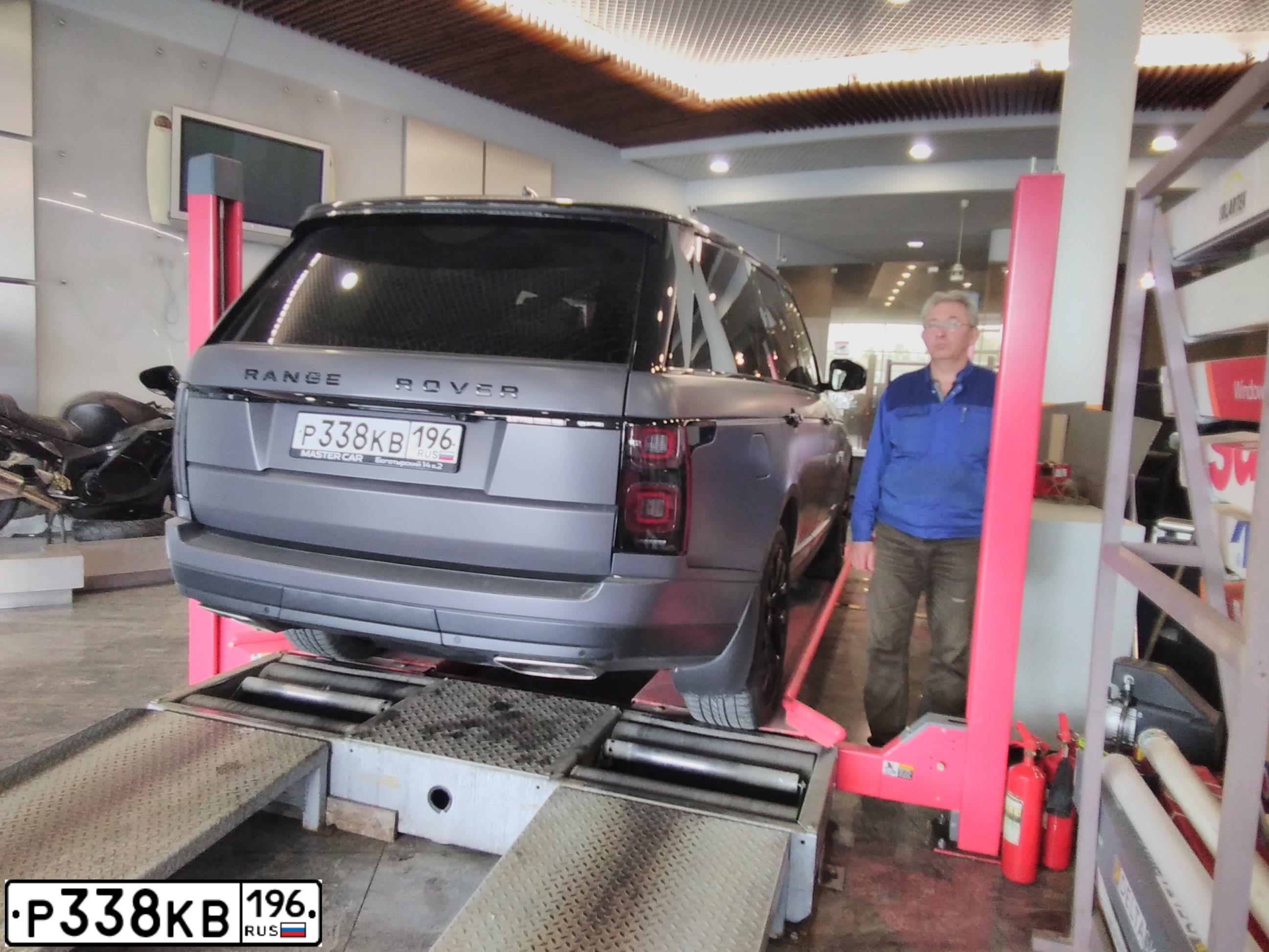 Фото автомобиля LANDROVER RANGE ROVER, 2018 — госномер Р338КВ196. Цвет: БЕЛЫЙ
