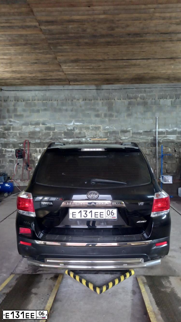 Фото автомобиля TOYOTA HIGHLANDER, 2013 — госномер Е131ЕЕ06. Цвет: ЧЕРНЫЙ