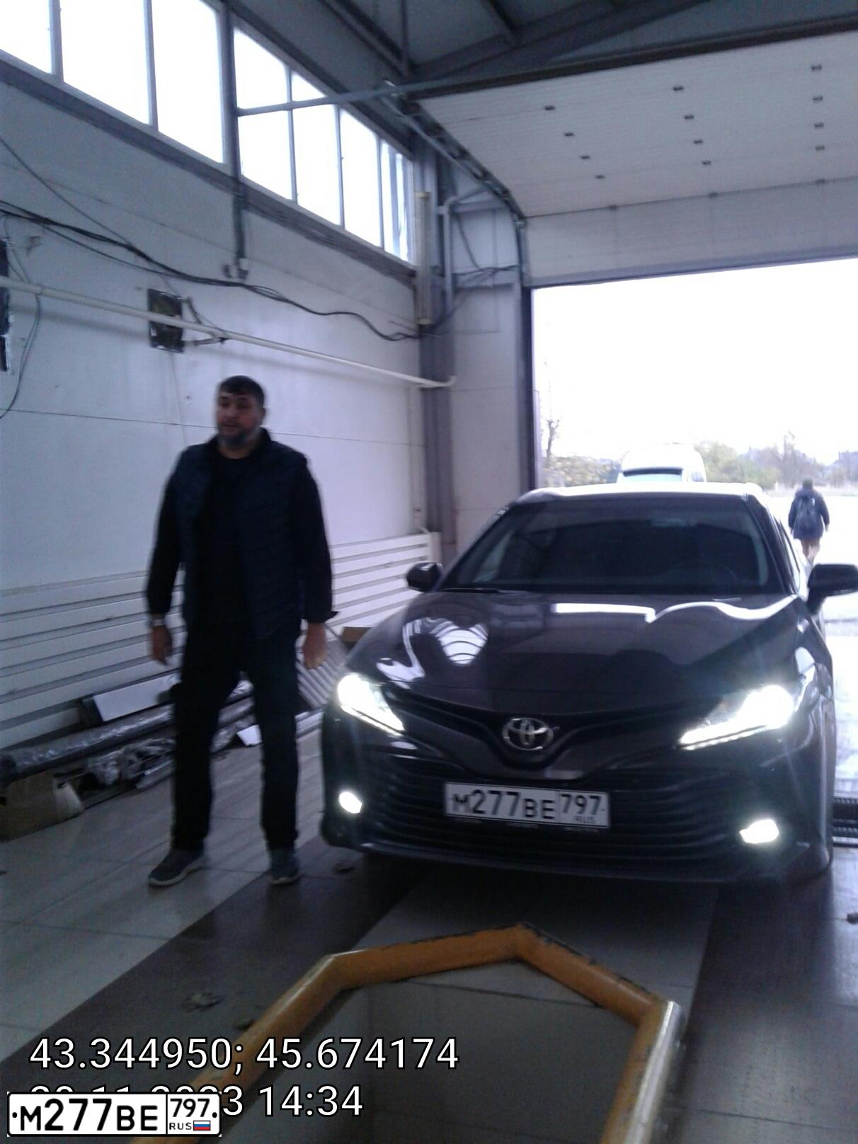 Фото автомобиля TOYOTA CAMRY, 2019 — госномер М142СЕ164