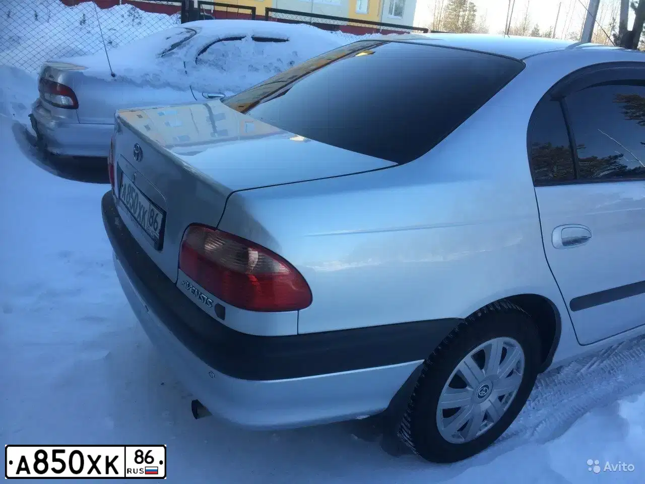 Фото автомобиля TOYOTA AVENSIS, 2001 — госномер А049НЕ154. Цвет: БЕЛЫЙ (СЕРЕБРИСТЫЙ)