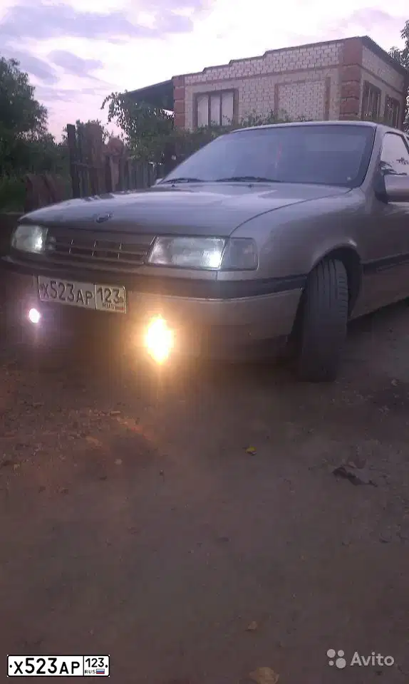 Фото автомобиля OPEL VECTRA, 1990 — госномер Х523АР123. Цвет: СЕРЕБРИСТЫЙ