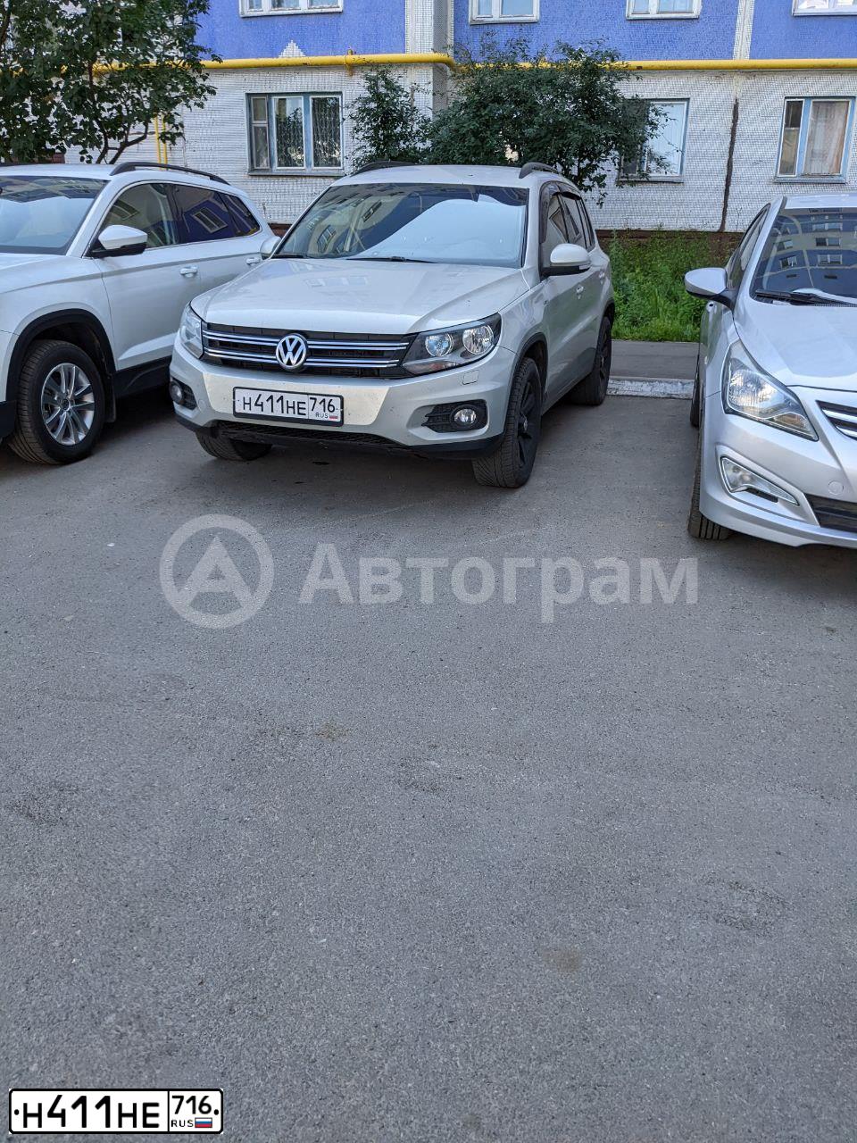 Фото автомобиля VOLKSWAGEN TIGUAN, 2013 — госномер О045ТТ11. Цвет: Серебристо-Желтый