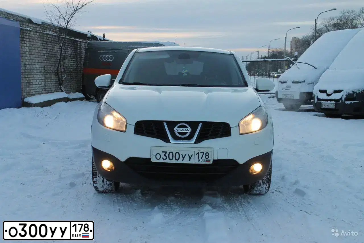 Фото автомобиля NISSAN QASHQAI, 2013 — госномер О300УУ178. Цвет: БЕЛЫЙ