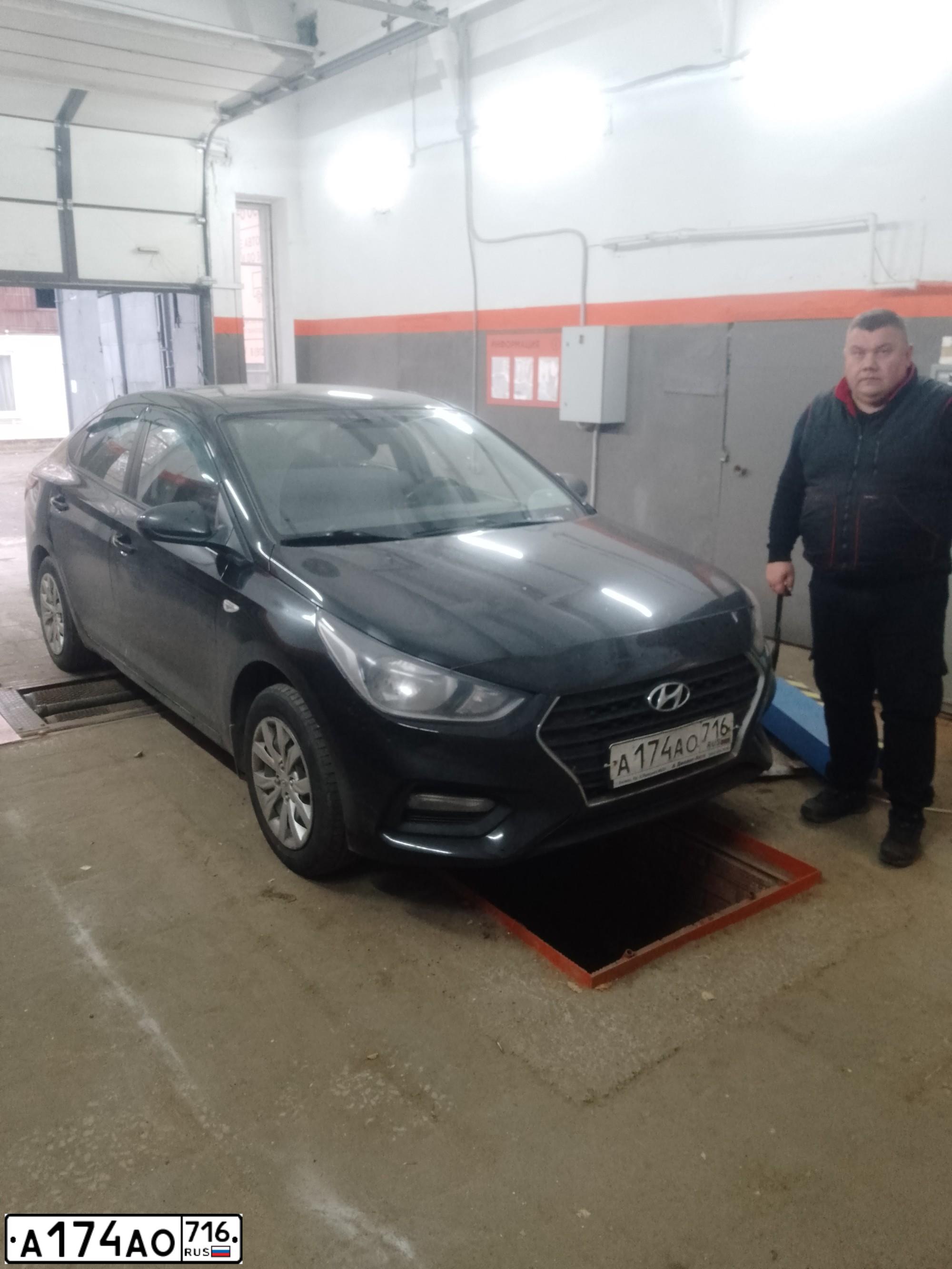 Фото автомобиля HYUNDAI SOLARIS, 2017 — госномер О281ТТ18. Цвет: ЧЕРНЫЙ