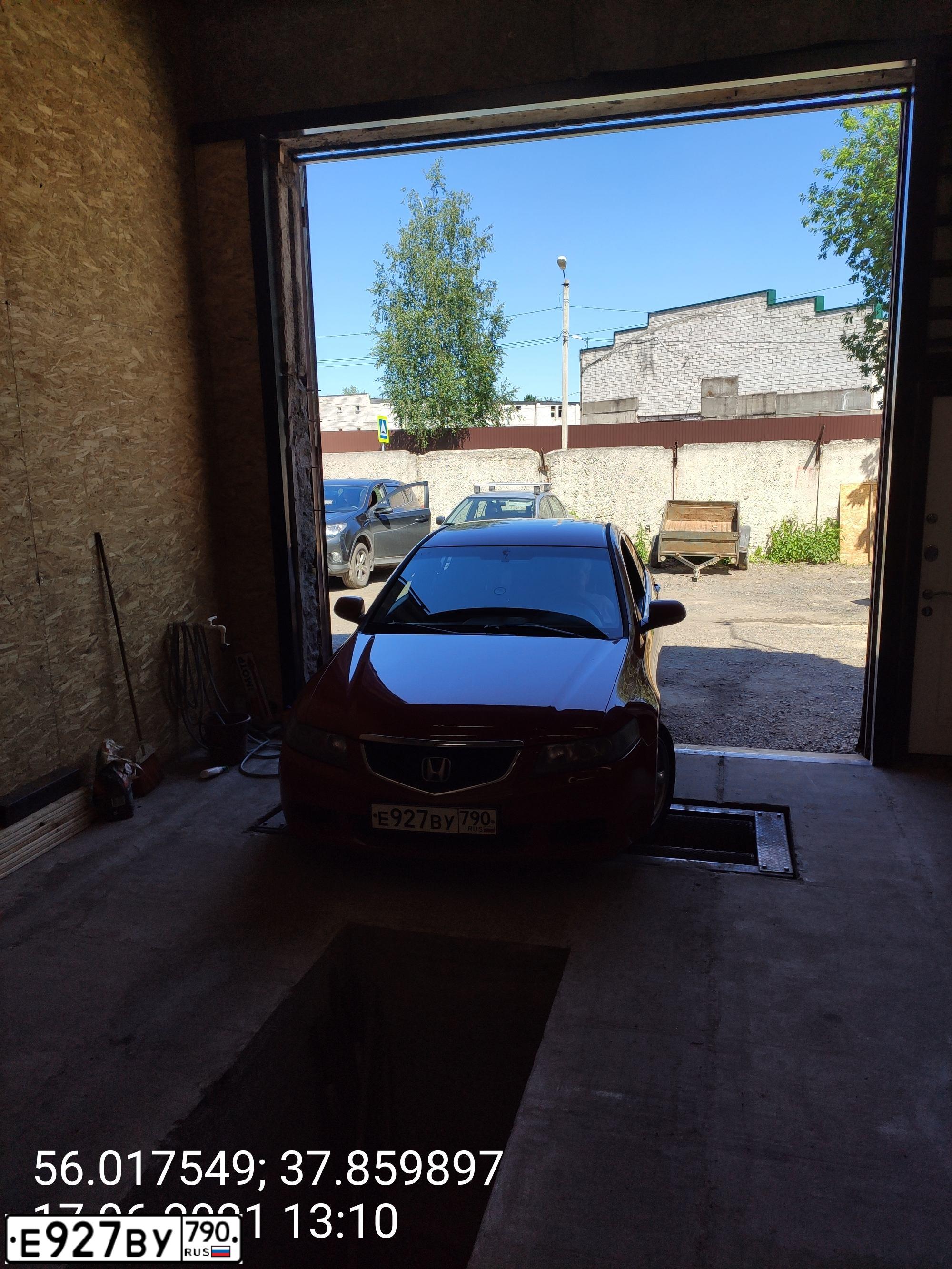 Фото автомобиля HONDA ACCORD, 2005 — госномер Х531ВВ177. Цвет: Красный