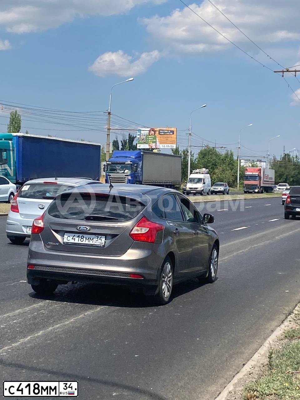 Фото автомобиля FORD FOCUS, 2012 — госномер С418ММ34. Цвет: серо - коричневый