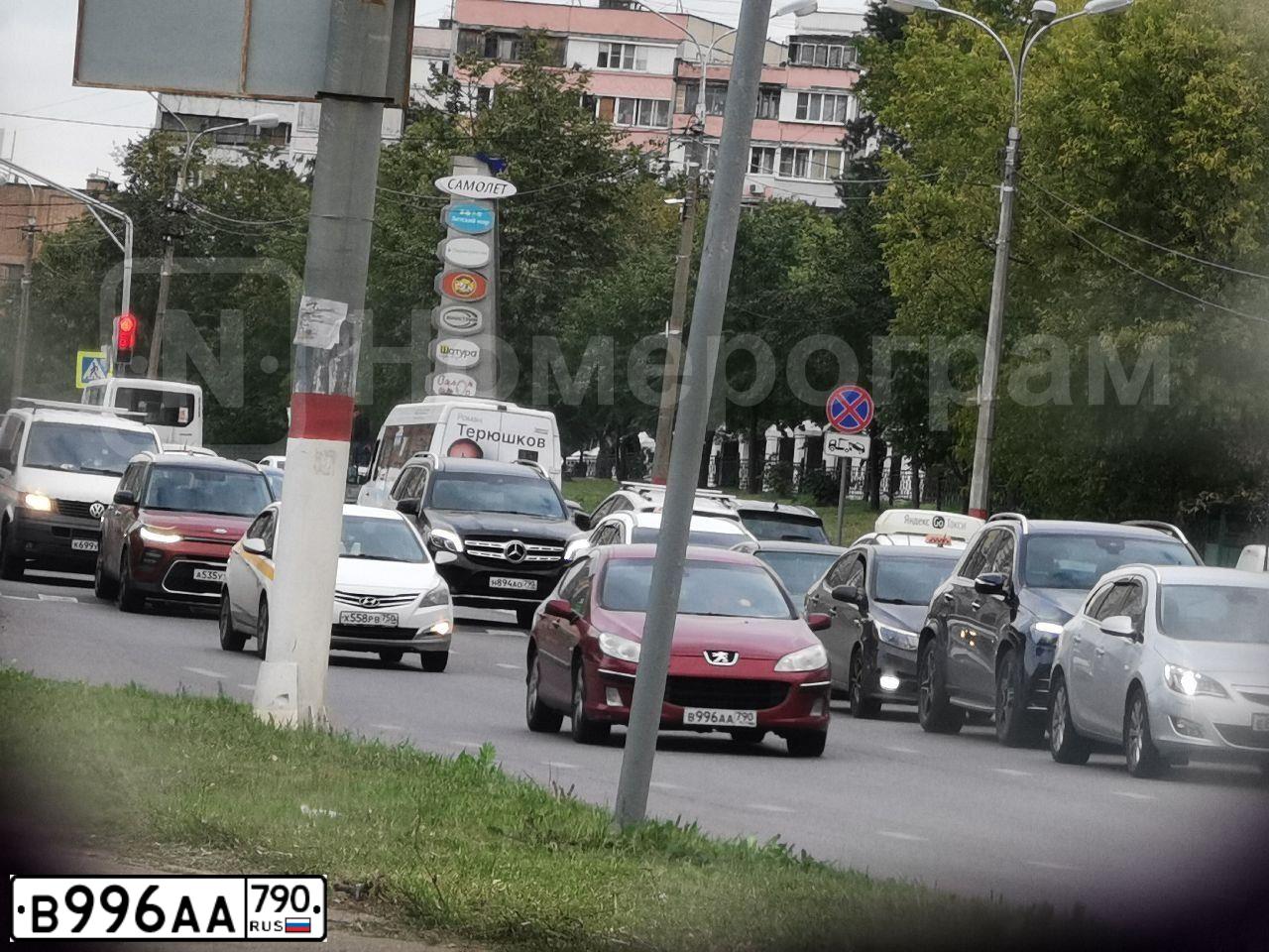 Фото автомобиля MERCEDES E-KLASSE, 2011 — госномер В988НМ155. Цвет: Белый