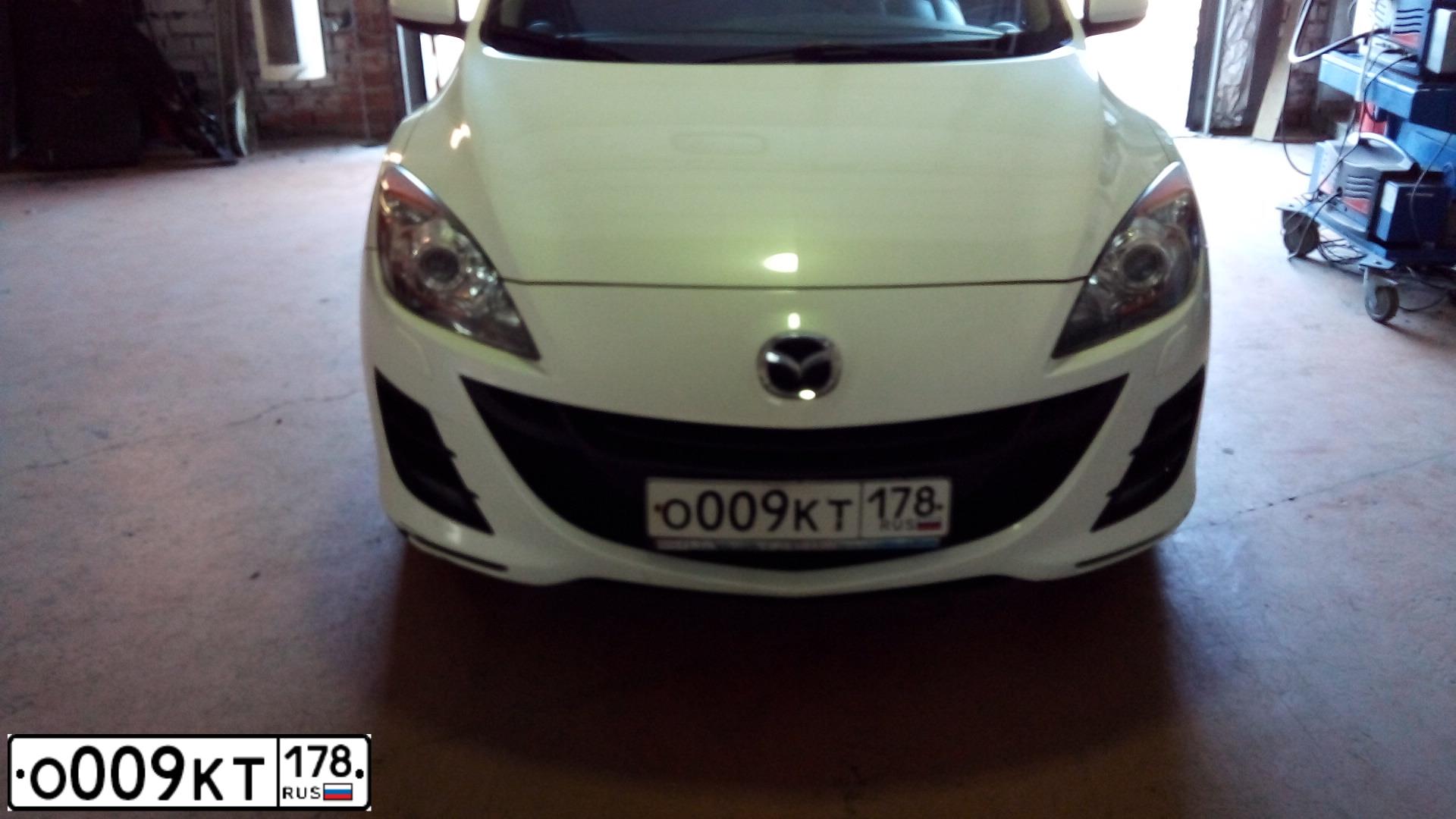 Фото автомобиля MAZDA A 3, 2011 — госномер Е427СЕ178. Цвет: Белый