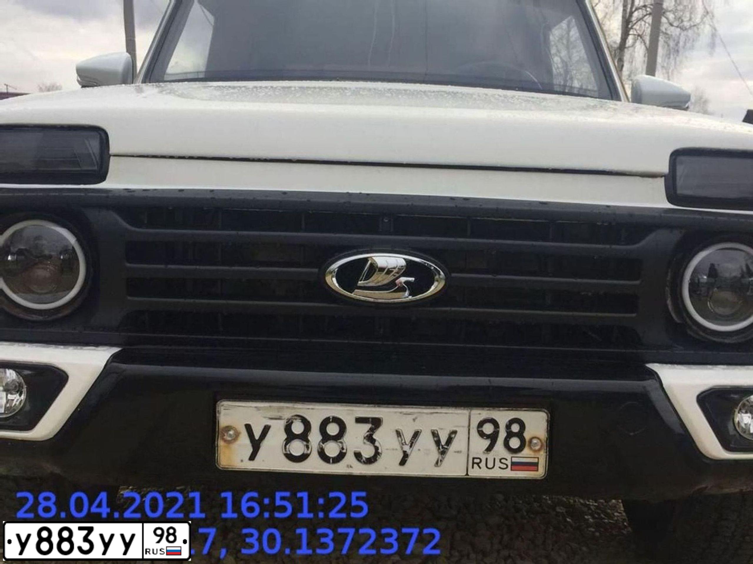 Фото автомобиля LADA 2121 NIVA, 2000 — госномер У883УУ98. Цвет: СЛИВОЧНО-БЕЛЫЙ