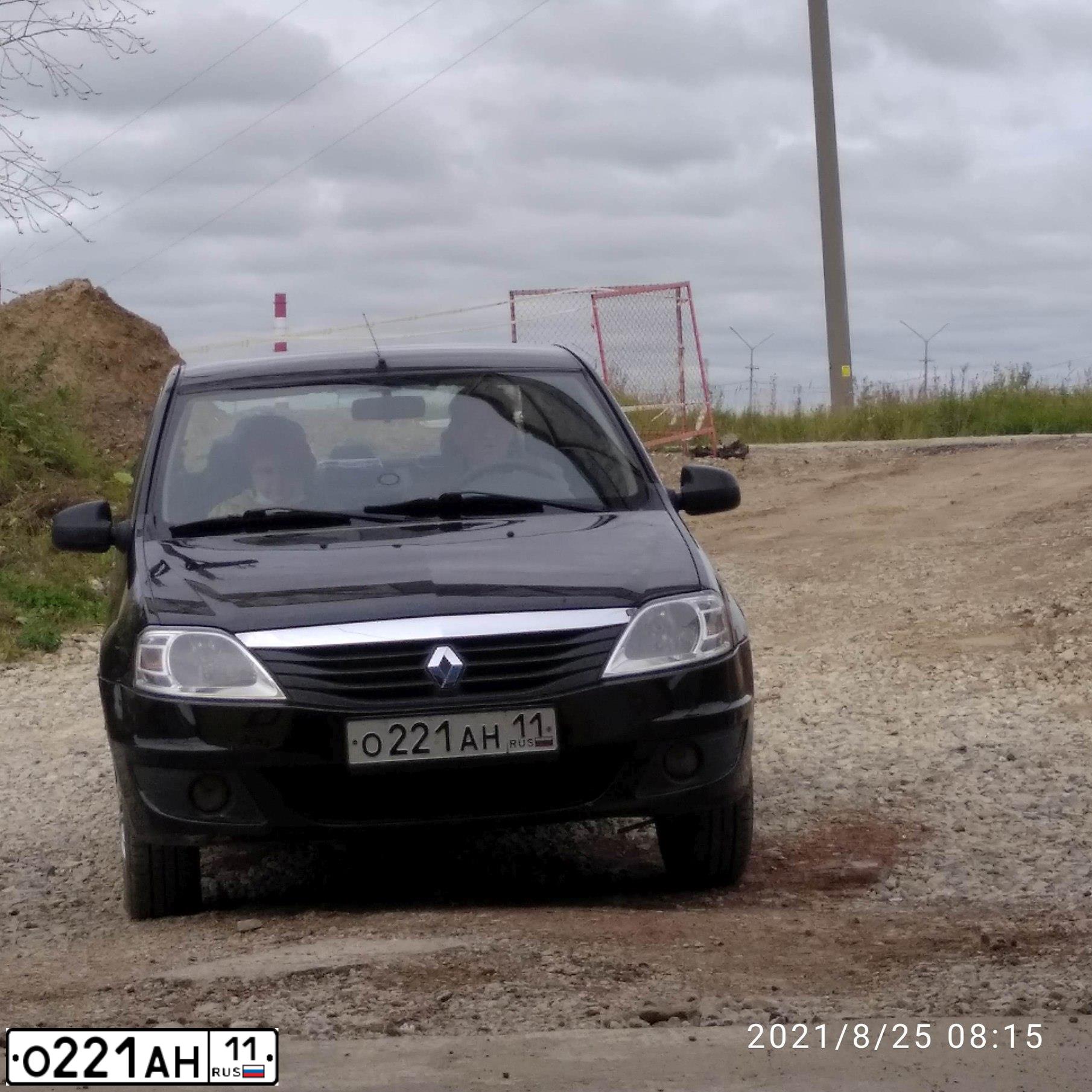 Фото автомобиля RENAULT LOGAN, 2010 — госномер О221АН11. Цвет: ЧЕРНЫЙ