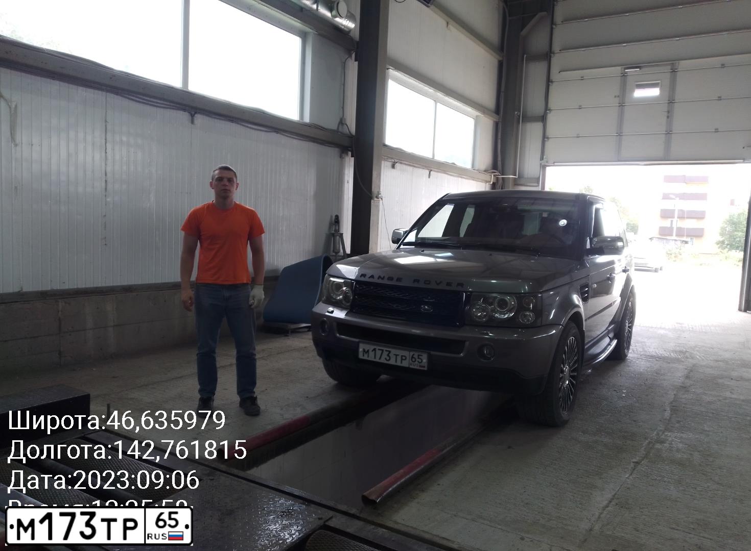 Фото автомобиля LANDROVER RANGE ROVER SPORT, 2008 — госномер М173ТР65. Цвет: ТЕМНО-СЕРЫЙ
