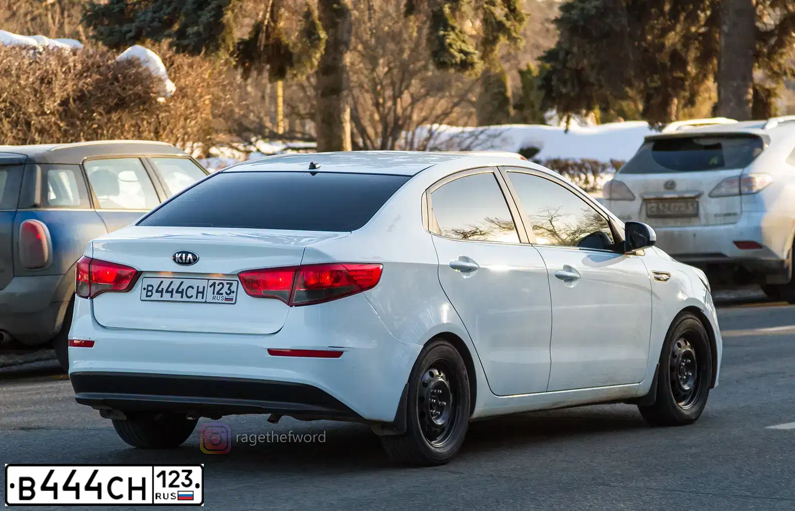 Фото автомобиля TOYOTA CAMRY, 2019 — госномер В444СН123. Цвет: БЕЛЫЙ ПЕРЛАМУТР