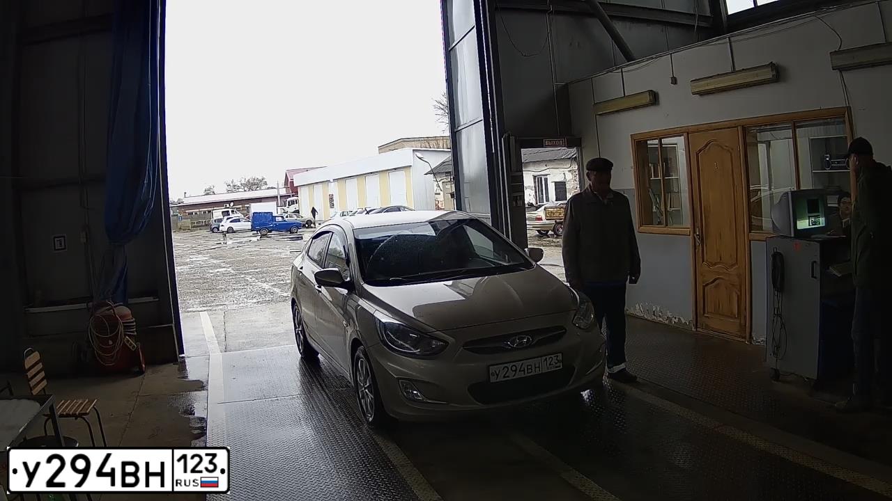 Фото автомобиля HYUNDAI SOLARIS, 2011 — госномер Е777АМ01. Цвет: БЕЖЕВО-СЕРЫЙ