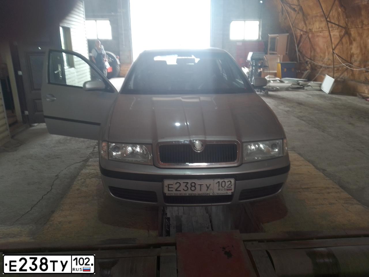 Фото автомобиля SKODA OCTAVIA, 2008 — госномер Е238ТУ102. Цвет: СЕРЕБРИСТЫЙ
