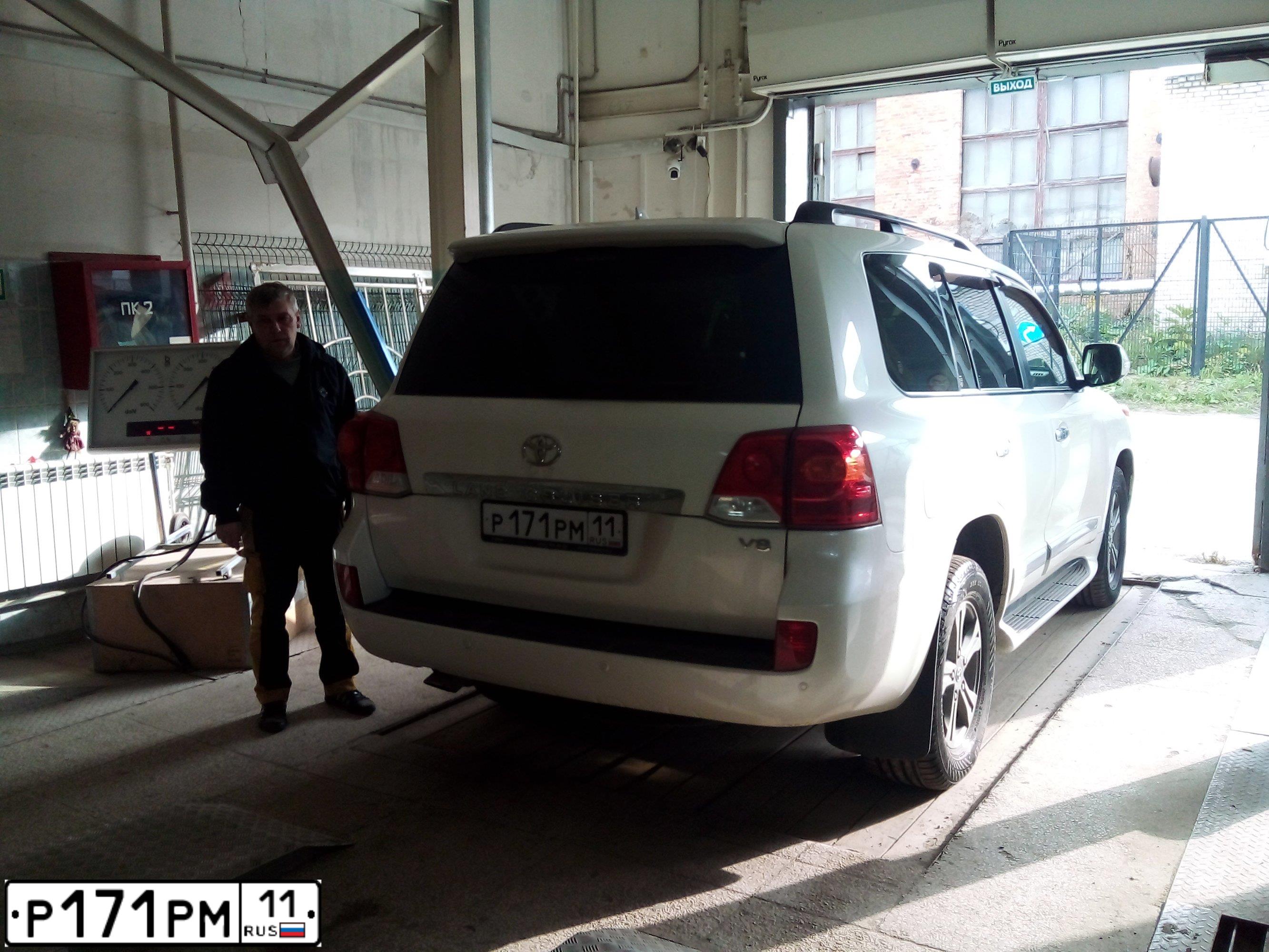 Фото автомобиля TOYOTA LANDCRUISER 200, 2015 — госномер Р171РМ11. Цвет: Белый