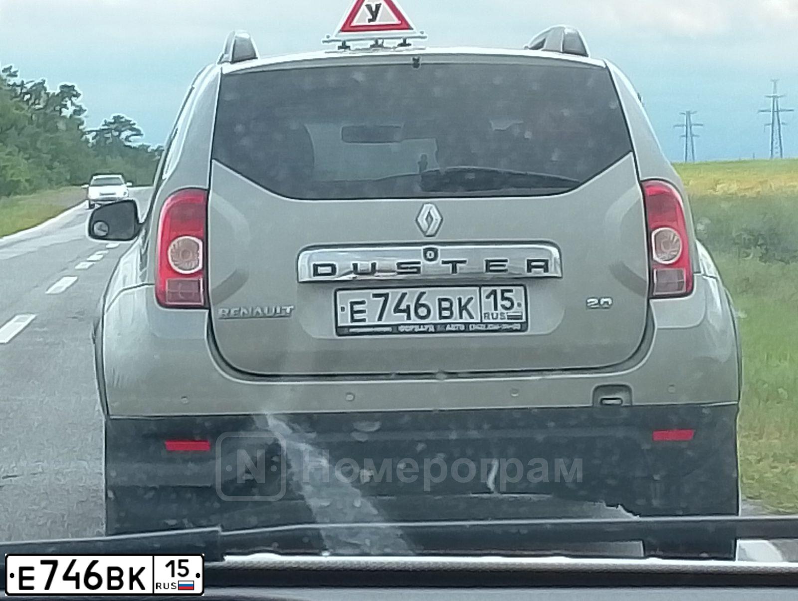 Фото автомобиля RENAULT DUSTER, 2014 — госномер Е746ВК15. Цвет: БЕЖЕВЫЙ