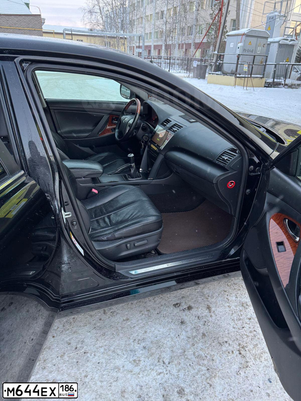 Фото автомобиля TOYOTA CAMRY, 2008 — госномер Е007ОН18. Цвет: ЧЕРНЫЙ