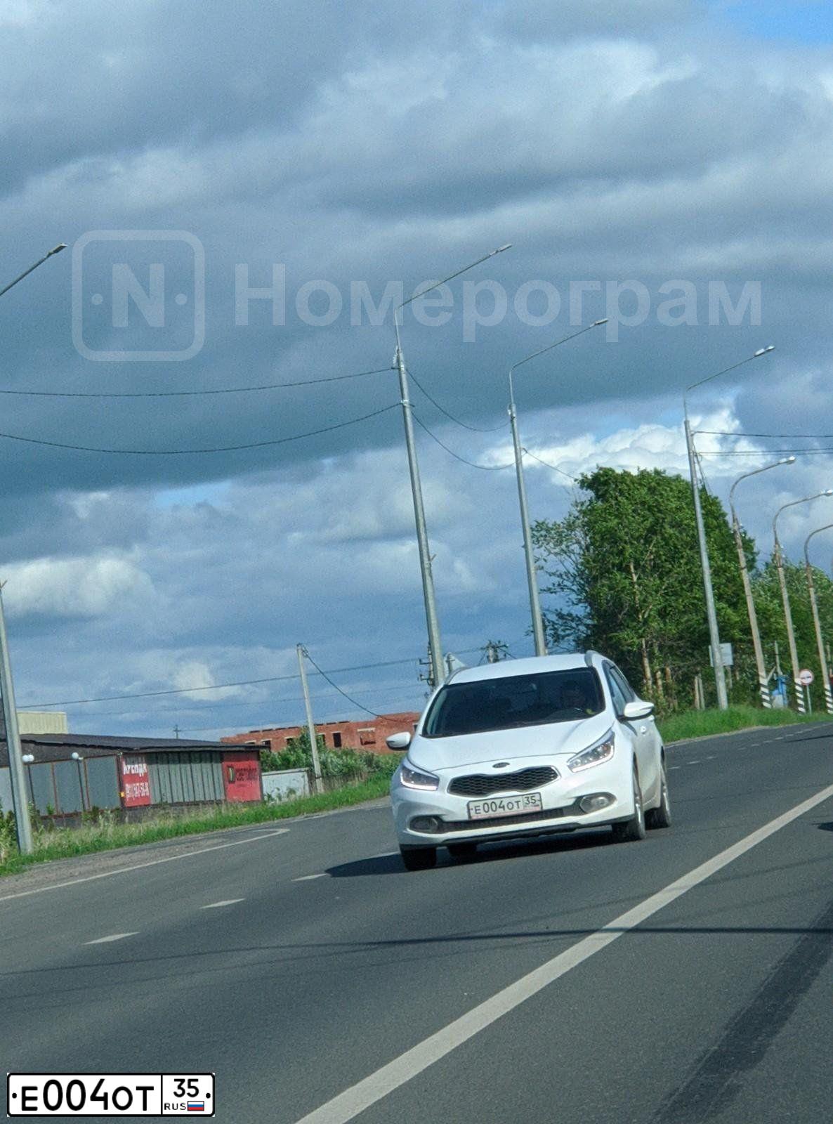 Фото автомобиля KIA CEE'D, 2014 — госномер Е004ОТ35. Цвет: Белый