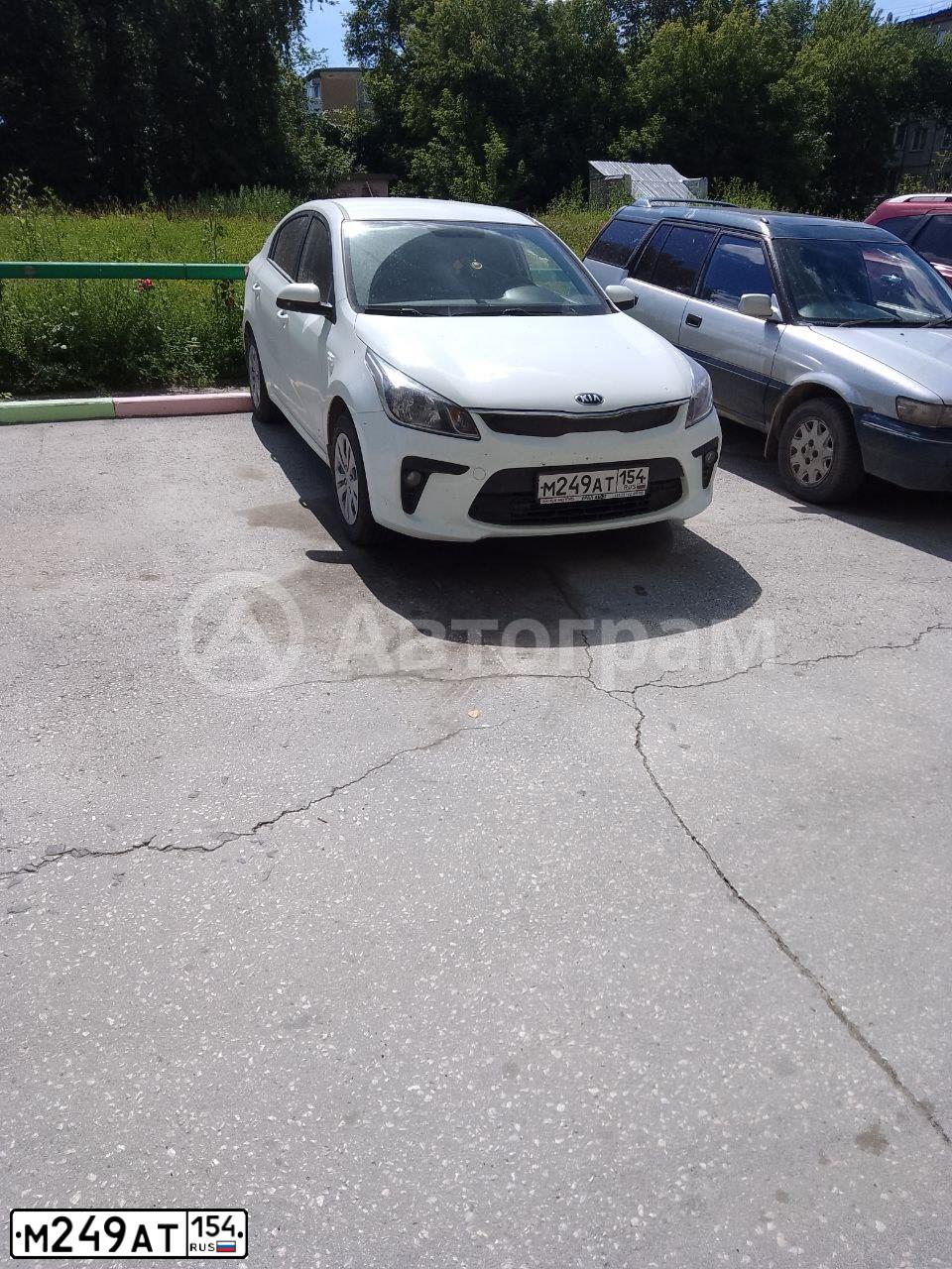 Фото автомобиля KIA RIO, 2018 — госномер М249АТ154. Цвет: Белый