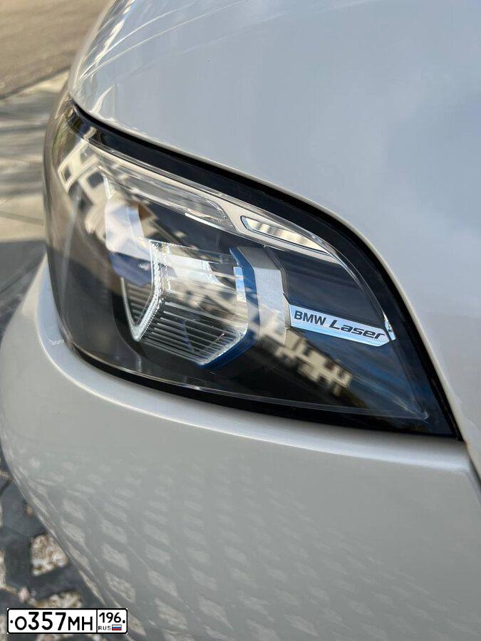 Фото автомобиля BMW X7, 2019 — госномер М555АС196. Цвет: Белый