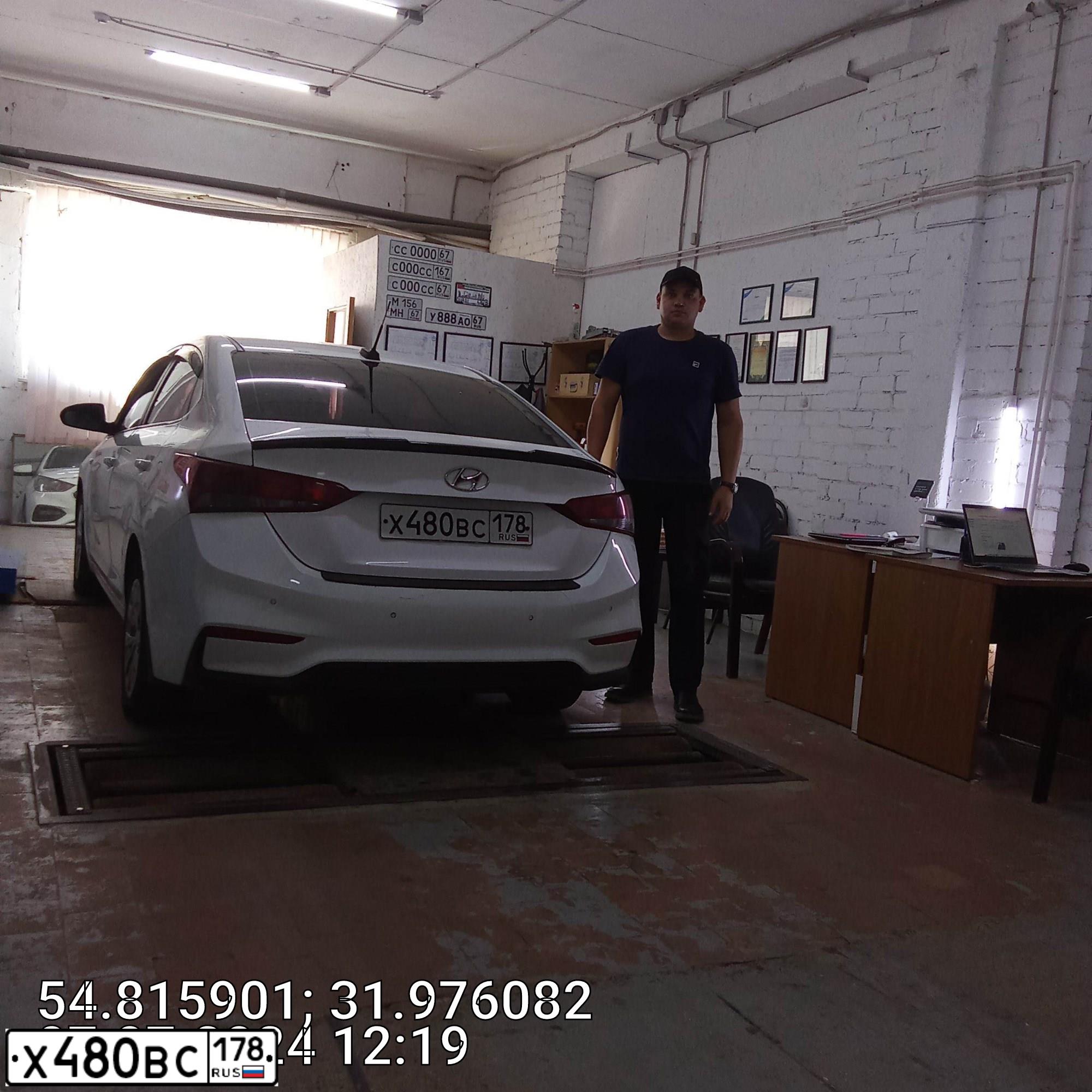 Фото автомобиля HYUNDAI SOLARIS, 2017 — госномер Х480ВС178. Цвет: БЕЛЫЙ