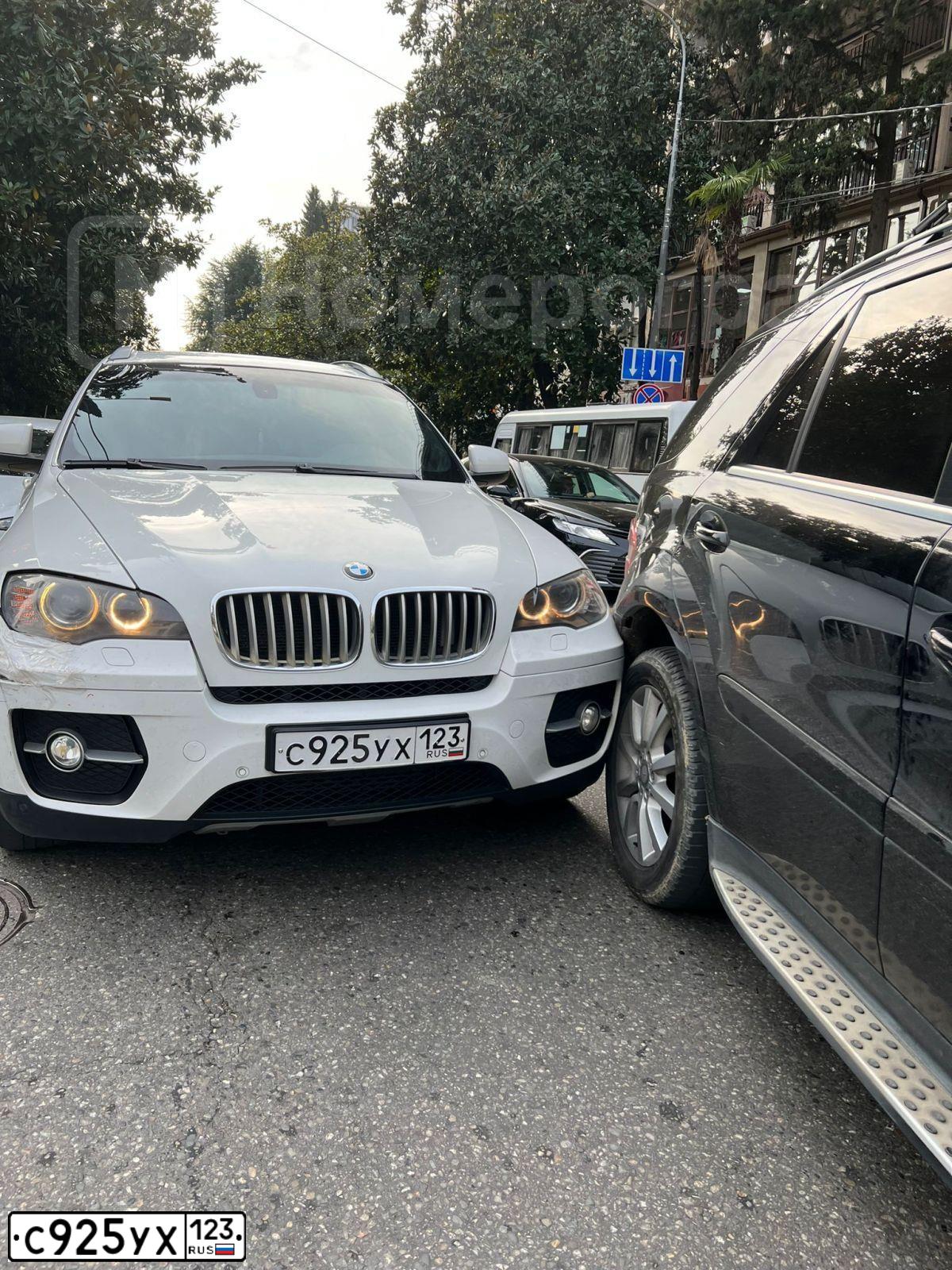 Фото автомобиля БМВ X6, 2009 — госномер Х356ВУ180. Цвет: Белый