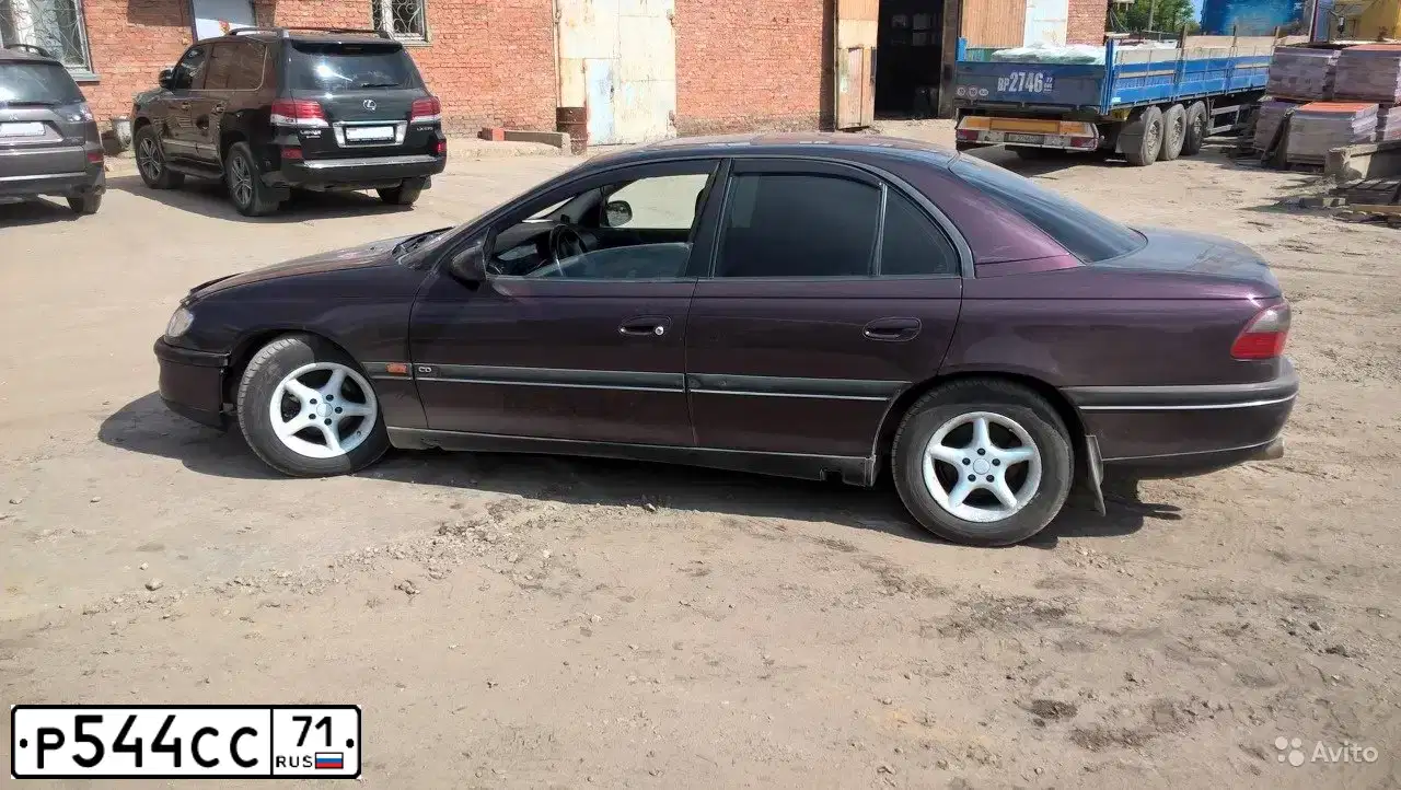 Фото автомобиля OPEL OMEGA, 1994 — госномер Т402МК31. Цвет: ТЕМНО-ВИШНЕВЫЙ