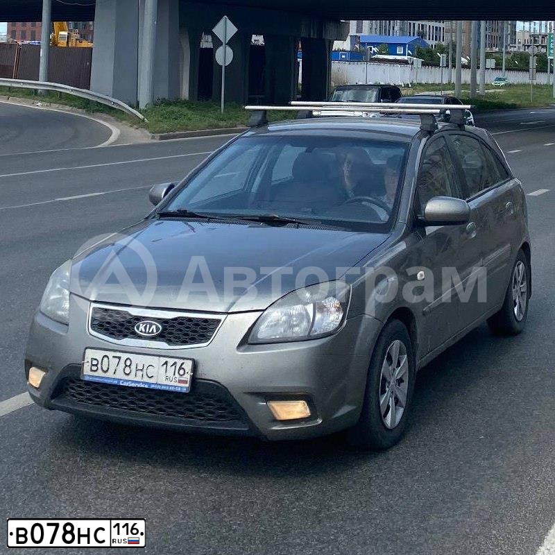Фото автомобиля KIA RIO, 2010 — госномер В078НС116. Цвет: БЕЛЫЙ,СЕРЫЙ И ОТТЕНКИ