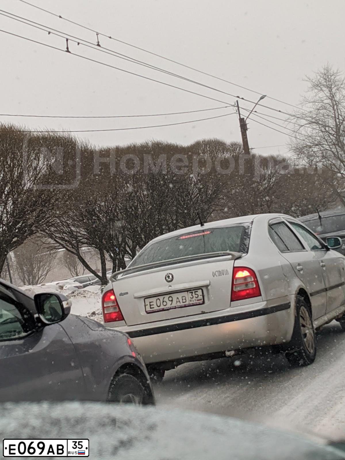 Фото автомобиля SKODA OCTAVIA, 2007 — госномер Е069АВ35. Цвет: Серебристый