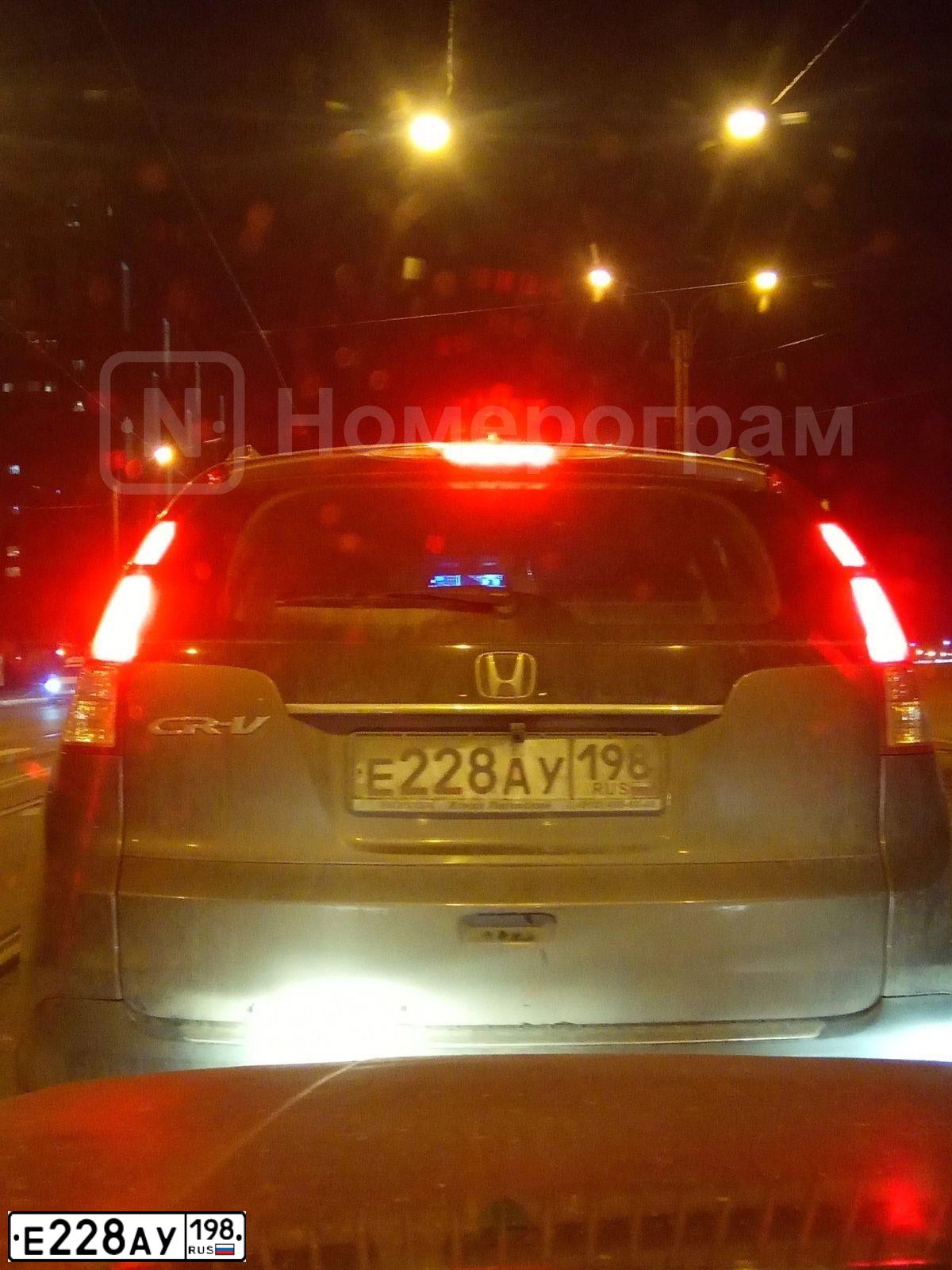 Фото автомобиля HONDA CR-V, 2013 — госномер Е228АУ198. Цвет: СЕРО-КОРИЧНЕВЫЙ