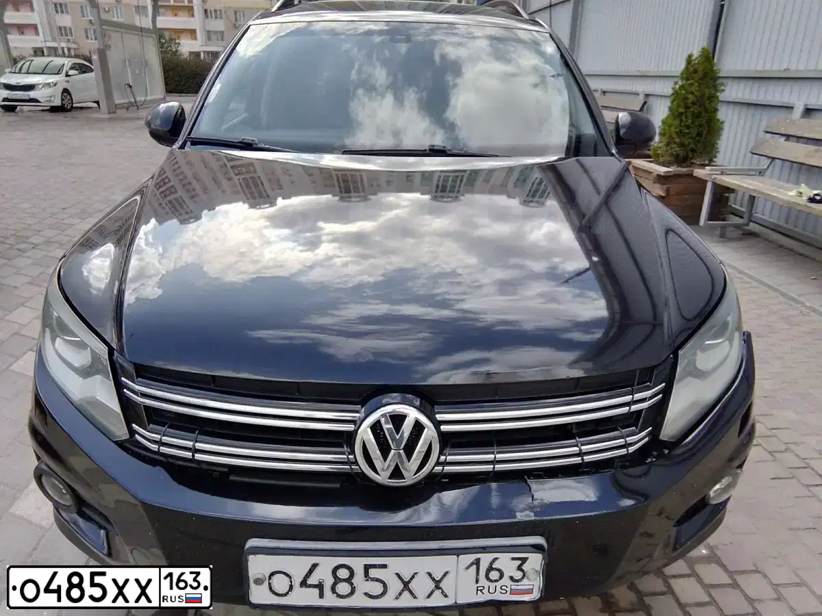 Фото автомобиля VOLKSWAGEN TIGUAN, 2011 — госномер В900ОХ763. Цвет: ЧЕРНЫЙ
