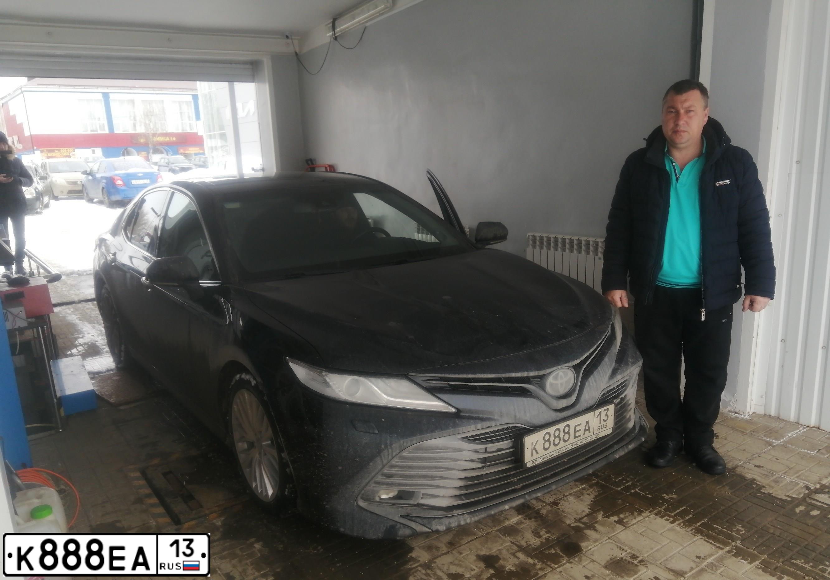 Фото автомобиля TOYOTA CAMRY, 2019 — госномер К888ЕА13. Цвет: ТЕМНО-СИНИЙ МЕТАЛЛИК