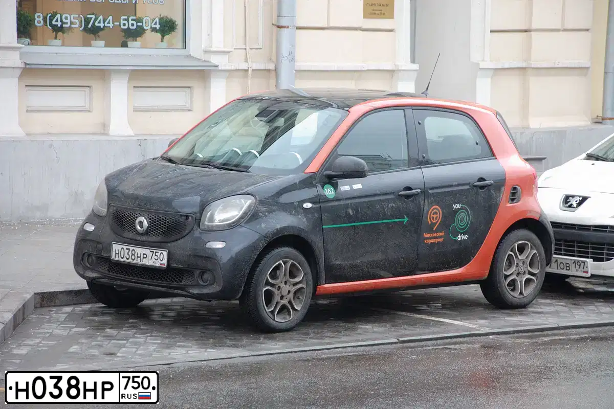 Фото автомобиля SMART FORFOUR, 2016 — госномер К047НР126. Цвет: ЧЕРНЫЙ-ОРАНЖЕВЫЙ